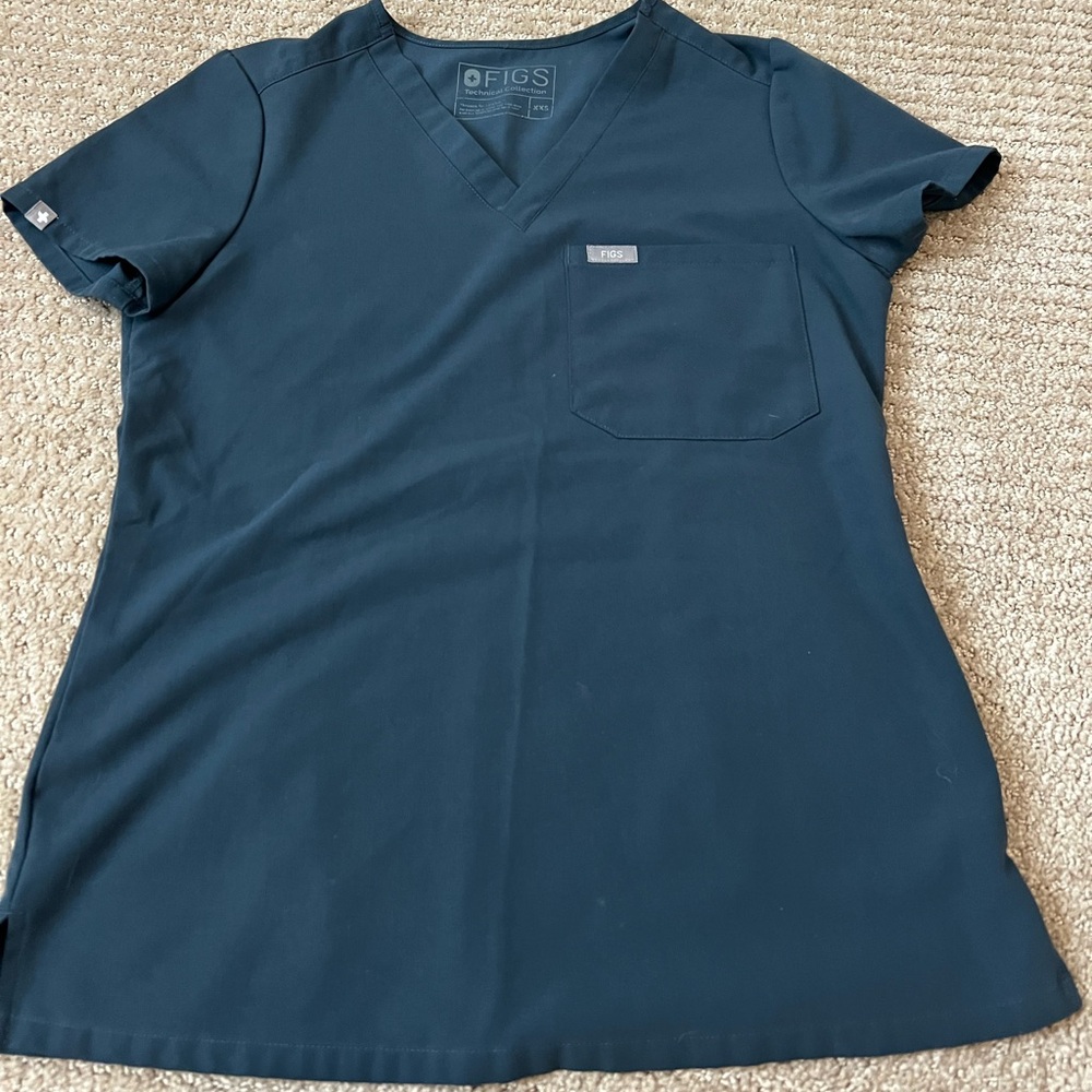 Figs women’s Catarina One Pocket Top Dark Harbor